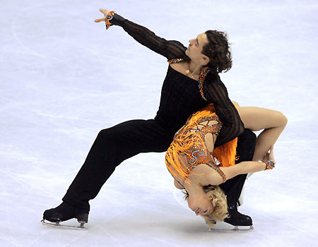 Kristin Fraser (R) and Igor Lukanin of Azerbaijan perform during the ice dancing original dance of the European Figure Skating Championships at the Palais des Sports ice rink in Lyon January 19, 2006. [Reuters]