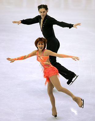 Jana Khokhlova (bottom) and Sergei Novitski of Russia perform during the ice dancing original dance of the European Figure Skating Championships at the Palais des Sports ice rink in Lyon January 19, 2006. [Reuters]