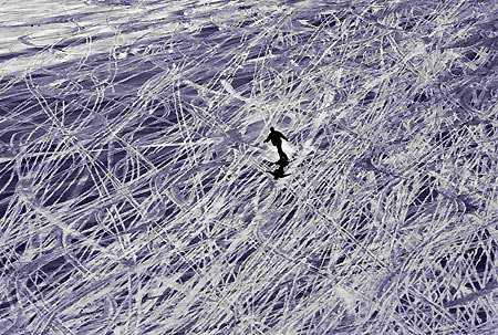 A tourist skis down Maso Corto mountain near the village of Kurzras in Italy January 19, 2006. [Reuters]