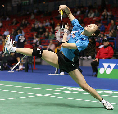 Malaysia's Wong Mew Choo returns a shot to Denmark's Tine Rasmussen in the second round of the women's singles at the All England Open Badminton Championships in Birmingham, England January 19, 2006. [Reuters]