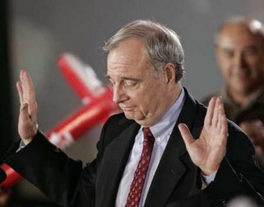 Liberal leader Paul Martin delivers his concession speech at the campaign headquarters in Montreal January 24, 2006. 
