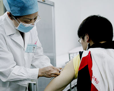 A volunteer receives a dose of AIDS vaccine in the first clinical test to fight the disease in Nanning, Guangxi Zhuang Autonomous Region in this March 12, 2005 file photo. [newsphoto]