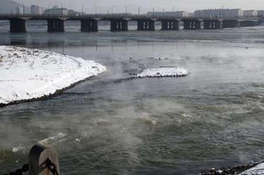 Residents along the Songhua River in Northeast China received a reassuring Spring Festival gift yesterday from the country's environmental chief, who said they can safely consume its fish and drink from groundwater wells. 