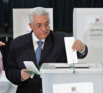 Palestinian President Mahmoud Abbas casts his vote at Palestinian Authority headquarters in the West Bank city of Ramallah, January 25, 2006.