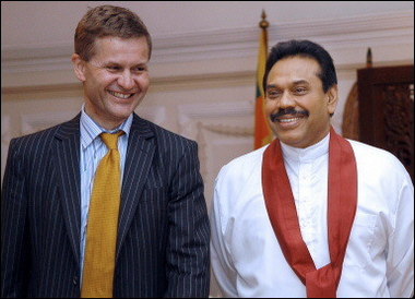 Norwegian special peace envoy, Erik Solheim meets with Sri Lankan President Mahinda Rajapakse (R) in Colombo. 