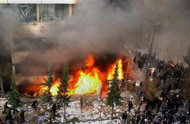 Thousands of outraged Syrians protesting offensive caricatures of Islam's prophet torch the Danish Embassy in Damascus on Saturday Feb. 4, 2006. [AP]