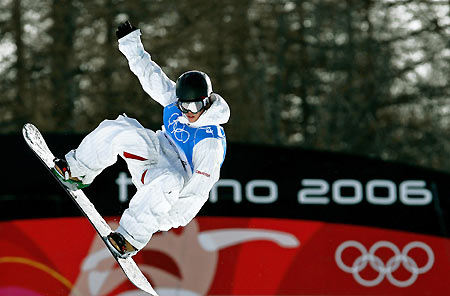 Andy Finch of the U.S. trains during a practice session in the half pipe competition at the Torino 2006 Winter Olympic Games in Sauze d扥ulx, Italy, February 7, 2006. [Reuters]