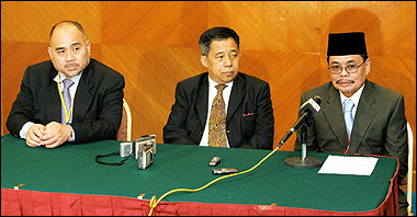Government of the Republic of Philippines panel chair Silvestre Afable Jr. (L), adviser to the Malaysian Prime Minister Othman Abdul Razak (C), and Moro Islamic Liberation Front (MILF) panel chair Mohagher Iqbal (R) speak during the announcement of negotiation results between the Philippine government and Muslim separatist negotiators in Port Dickson, about 100 kilometers from Kuala Lumpur. 