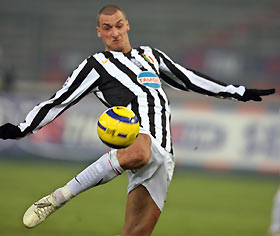 AC Milan's Andriy Shevchenko challenges Herman Paolo Dellafiore (R) of Treviso during their Italian Serie A soccer match at the San Siro Stadium in Milan, Italy February 8, 2006. 