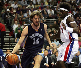 Memphis Grizzlies forward Pau Gasol (L) drives past Detroit Pistons center Ben Wallace during the first half of their NBA game in Auburn Hills, Michigan January 27, 2006. 