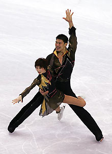 Zhang Dan and Zhang Hao from China perform during the figure skating Pairs Short Program at the Torino 2006 Winter Olympic Games in Turin, Italy, February 11, 2006. [Reuters] 