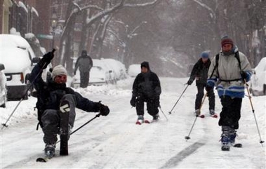 Patrick Heimbach, left, of Germany, tries to keep his balance while skiing on Beacon Hill with his friends, from background left, Tonia Hsieh, of San Francisco; Fanny Monteiru, of France; and Ben Arlett, of London; Sunday, Feb. 12, 2006, in Boston.