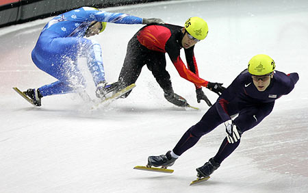 Yuri Confortola (230) from Italy (R) crashes with Takahiro Fujimoto (235) from Japan in the men's 5000 metres short track speed skating relay semi-finals at the Torino 2006 Winter Olympic Games in Turin, Italy, February 15, 2006. [Reuters]