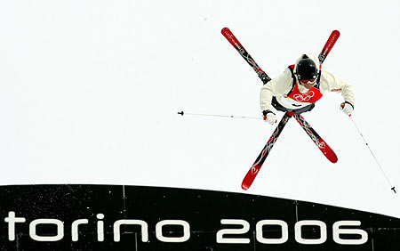 Toby Dawson of the U.S. celebrates during the final of the men's moguls freestyle competition competition at the Torino 2006 Winter Olympic Games in Sauze d扥ulx, Italy, February 15, 2006. [Reuters]