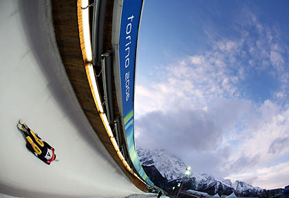 Gold medallist Maya Pedersen of Switzerland competes in the women's skeleton event at the Torino 2006 Winter Olympic Games in Cesana Pariol, Italy, February 16, 2006. [Reuters] 