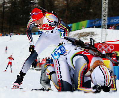 Germany's Kati Wilhelm (L) crosses the finish line behind her collapsed compatriot Martina Glagow in the women's 7.5 km sprint biathlon event at the Torino 2006 Winter Olympic Games in San Sicario, Italy February 16, 2006. Wilhelm, one of the favourites, finished in seventh place and Glagow finished in 17th place. [Reuters]