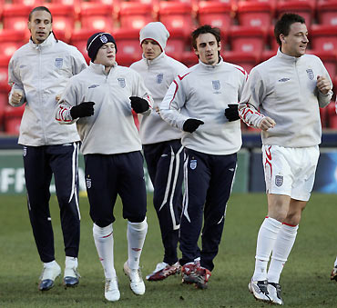 England's soccer players Rio Ferdinand, Wayne Rooney, David Beckham, Gary Neville and John Terry (L-R) warm up during a training session at Anfield in Liverpool, northern England, February 28, 2006. England will play Uruguay in an international friendly soccer match at Anfield on Wednesday. [Reuters]