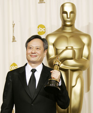 Best director winner Ang Lee poses with his Oscar at the 78th annual Academy Awards in Hollywood, March 5, 2006. Lee won for his work on "Brokeback Mountain."