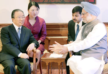Indian Prime Minister Manmohan Singh (R) speaks to Chinese Deputy Foreign Minister Dai Bingguo (L) during their meeting in New Delhi March 11, 2006. 