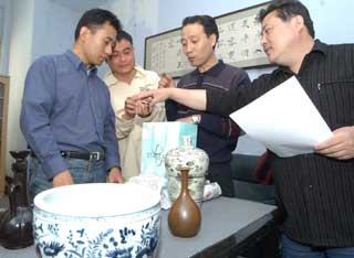 Experts help residents assess antiques in Anshan