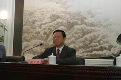 Governor of Liaoning Province meets reporters