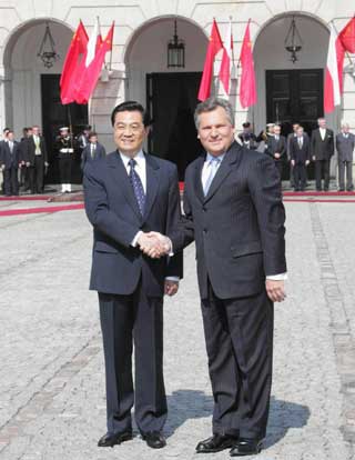 Hu arrives in Warsaw for state visit