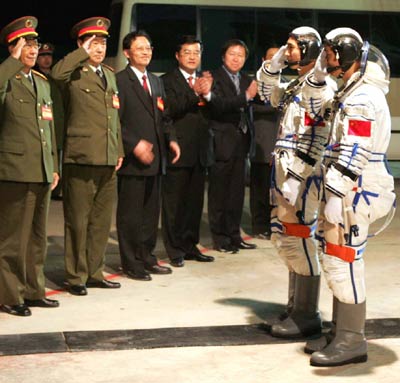 Shenzhou VI blasts off into sky