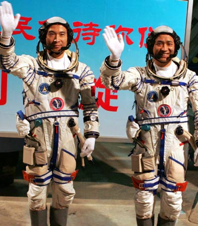 Shenzhou VI blasts off into sky