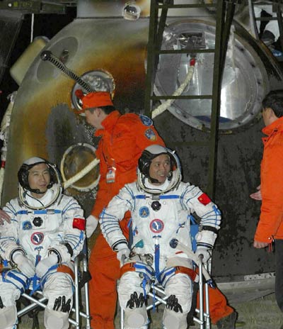 Shenzhou VI touches down; astronauts safe