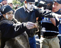 Aboriginal woman puts curse on Australian PM