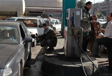 Iraqis line up for gas; violence kills 17