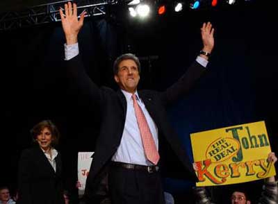 Kerry edges out Edwards in Wisconsin primary