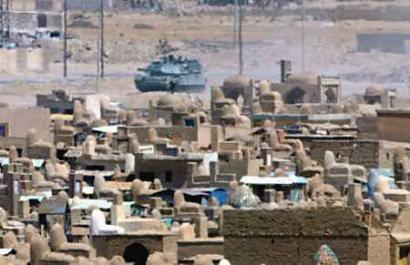 U.S. tanks thrust into cemetery in Iraq holy city