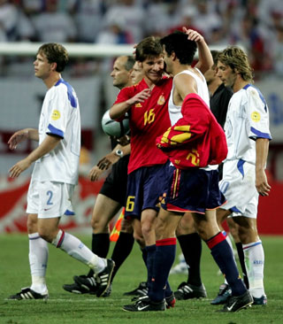 Spain edge Russia 1-0 in Euro 2004