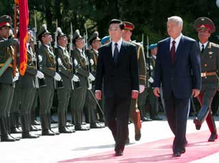 President Hu starts state visit to Uzbekistan