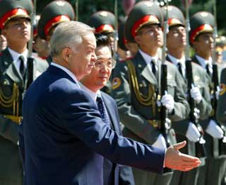 President Hu starts state visit to Uzbekistan