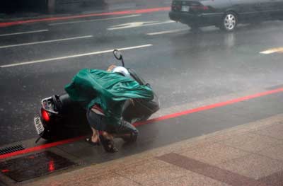 Typhoon swipes Taiwan; shuts schools, businesses