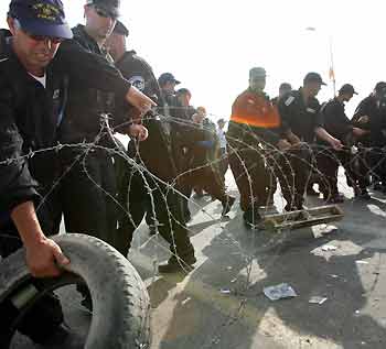 Israel seals Gaza settlements, sets deadline