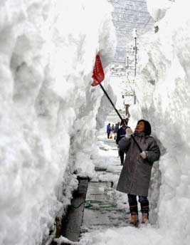 Japan hit by heavy snow storm