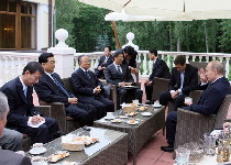 President Hu meets Putin in Moscow