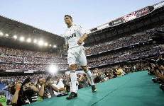 80,000 fans welcome Ronaldo to Real Madrid