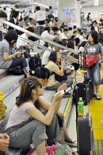 Strong quake jolts E Japan, 60 injured