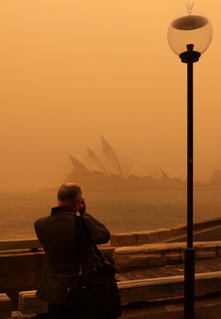 Dust storm whips Sydney; flight chaos