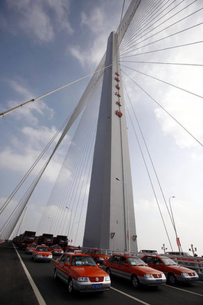 Bridge-tunnel linking China's third largest island opens to traffic