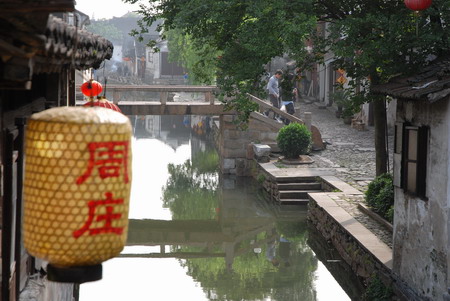 Zhouzhuang shines at tourism festival