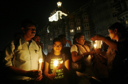 Mumbai holds vigils on eve of attacks anniversary