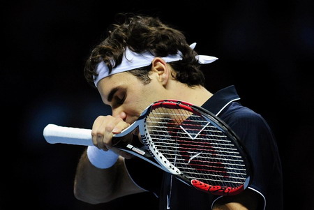 Federer squeezes into semis, agony for Murray