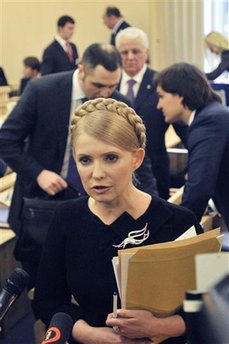 Ukraine's PM Tymoshenko withdraws vote challenge