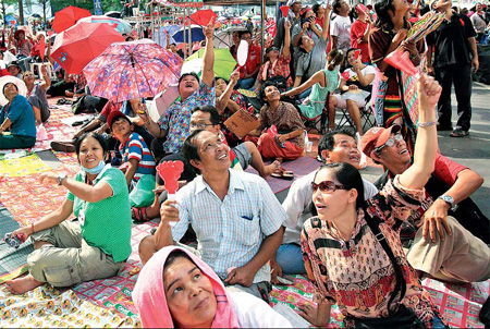 Thailand protesters sit out for more talks