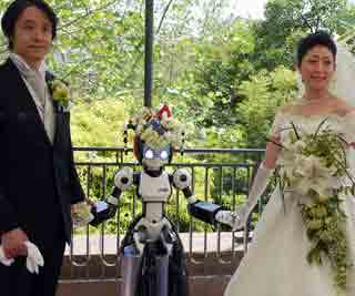 'I do' goes high-tech<BR>日机器人主持婚礼(图)